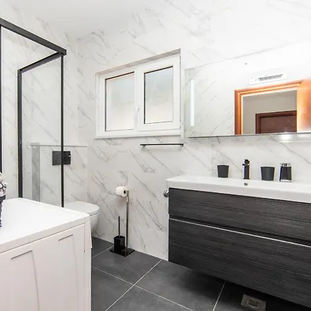 Lile * Gradac (Split-Dalmatia)